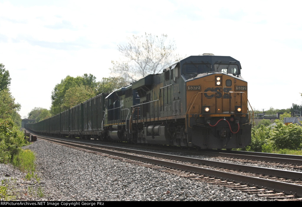 CSX 5372 and HLCX 6333 with train Q702